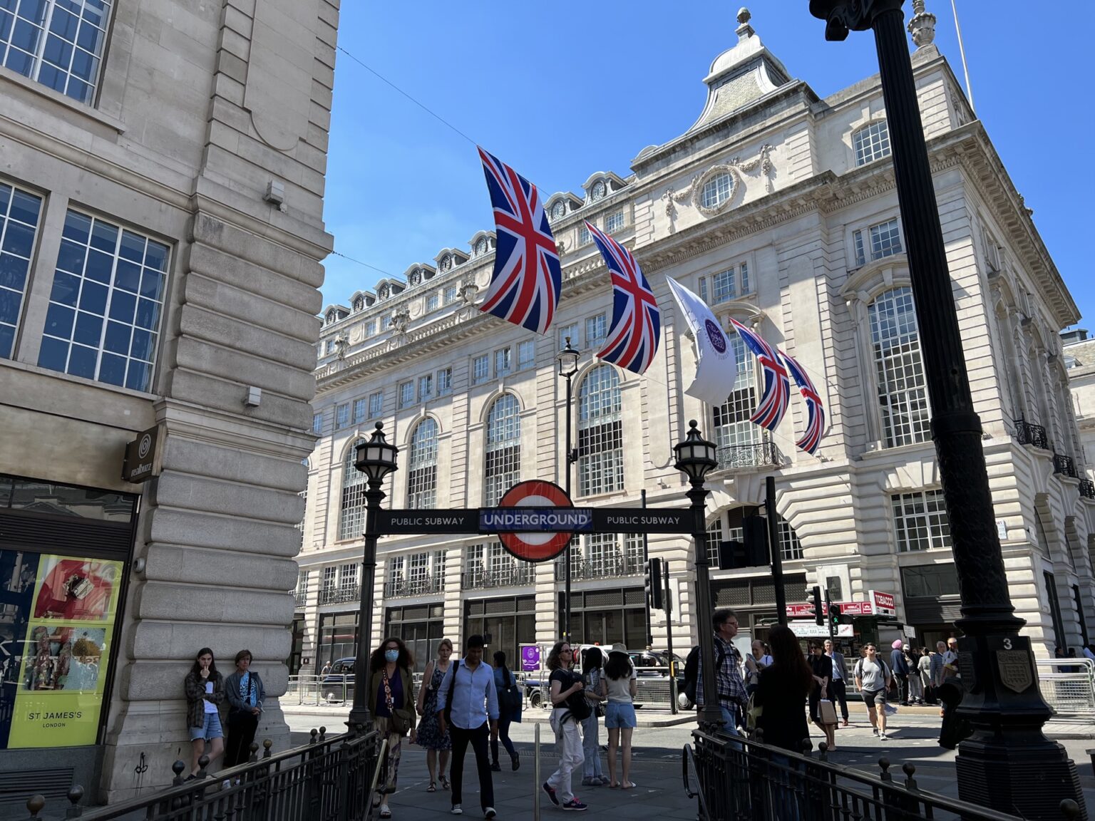 How to Ride the London Underground — A Beginner’s Guide to the Tube