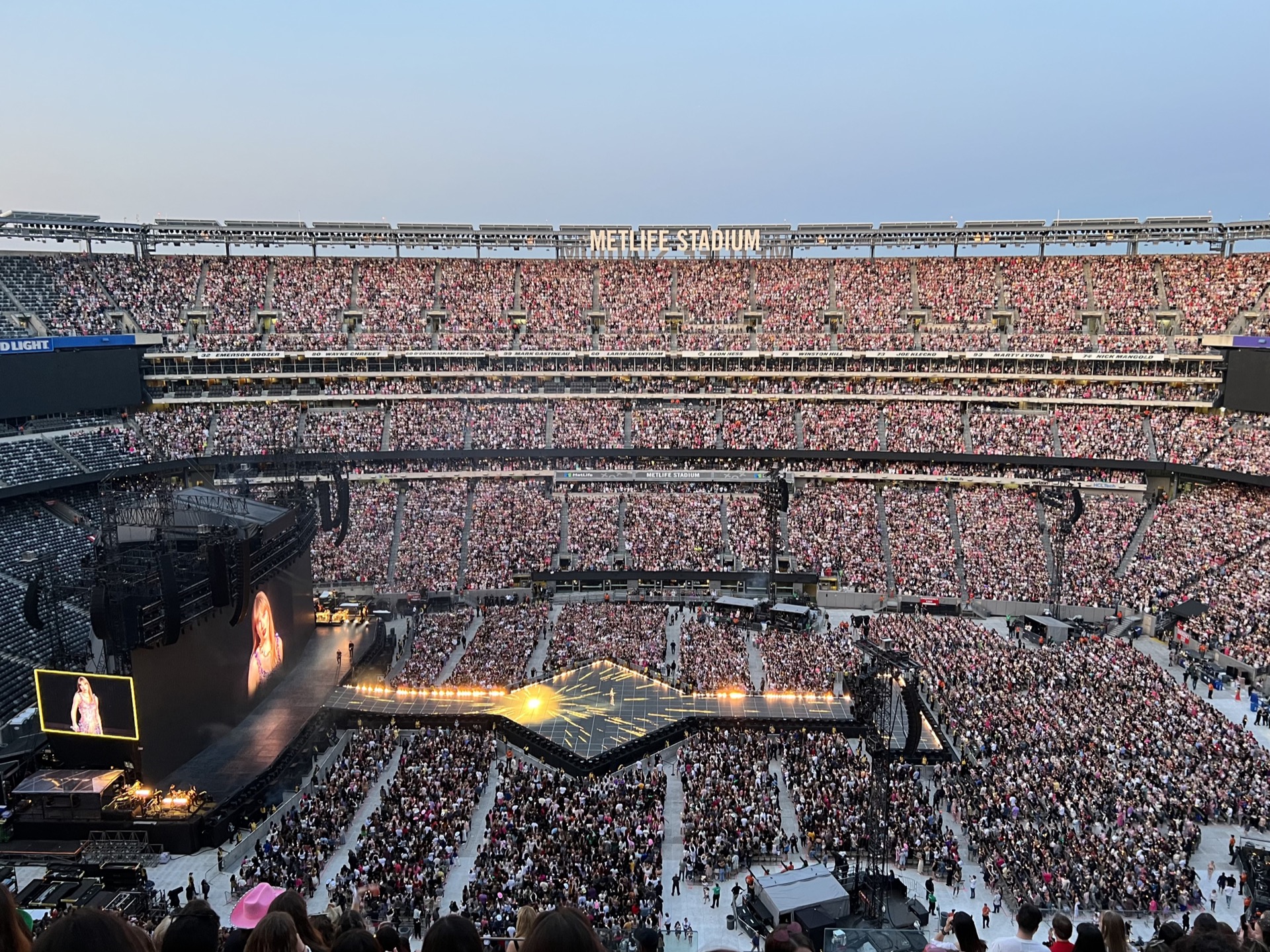 How to Take the Train to MetLife Stadium from NYC — with pictures (2025)